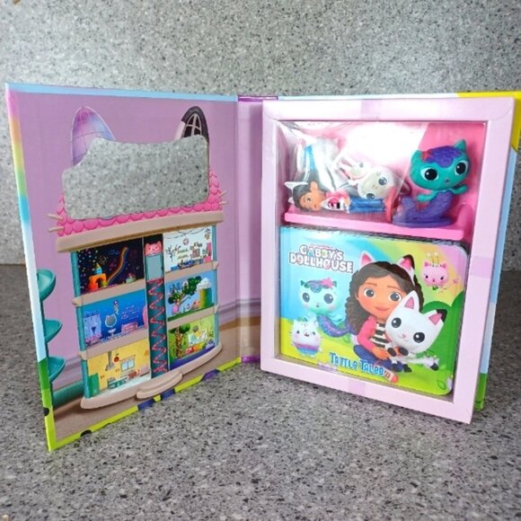 Gabby's Dollhouse Book and Doll Figurines Set Tattle Tale Activity Bundle - Picture 1 of 8